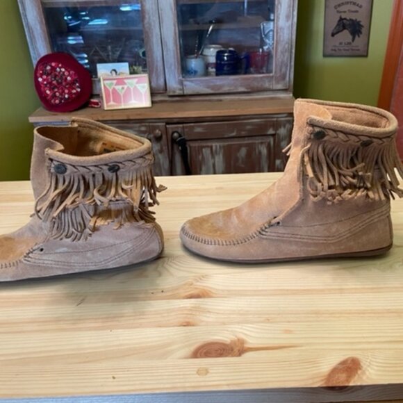 Minnetonka tan suede double fringed boots w/ medallions, 10, never worn - Picture 2 of 6